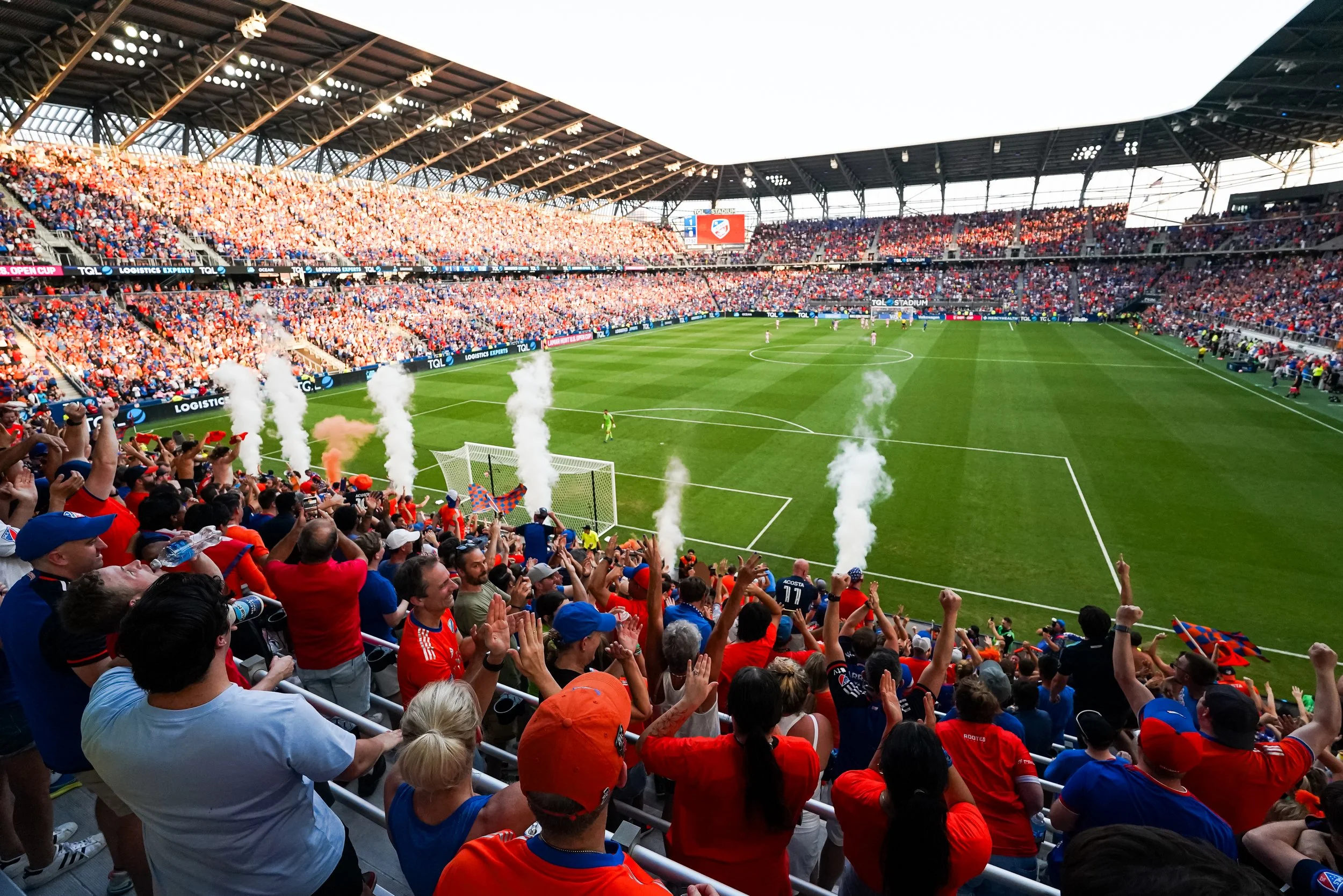 英超联赛比赛现场球迷热情观赛